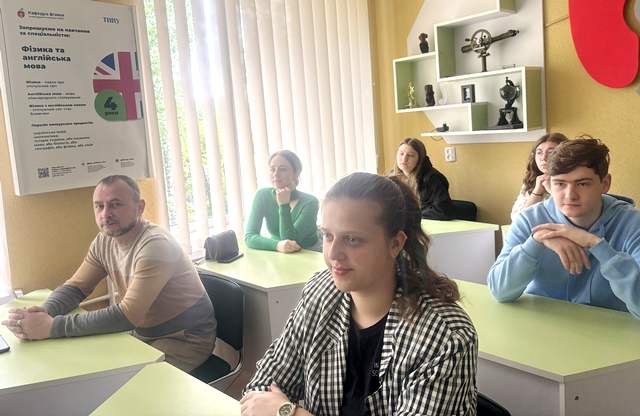Здобувачі освіти під час гостьової лекції уважно ознайомлюються з практичним досвідом STEM-освіти